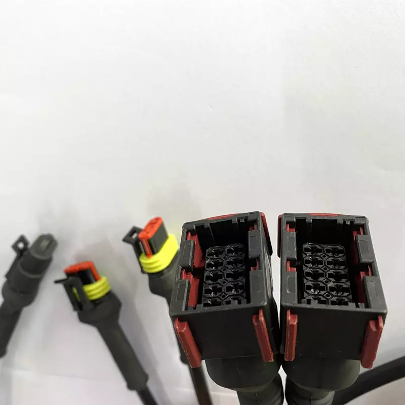 Cablaggio ISO BUS modellabile a iniezione e resistente ai raggi UV: garantisce l'integrità del segnale in condizioni di campo aperto